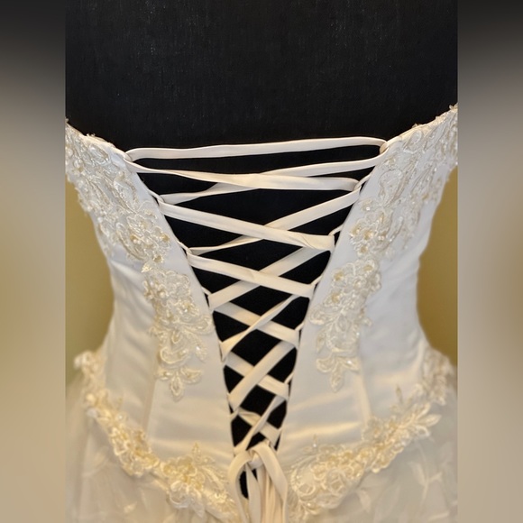 Wedding gown - Picture 7 of 9